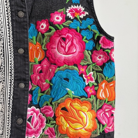 Chico's Platinum Floral Embroidered Denim Vest Size 3 - Picture 4 of 10